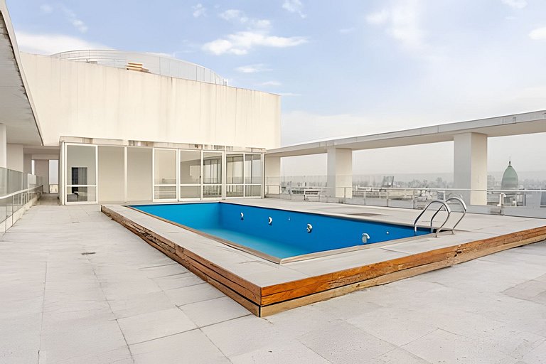 Torre de categoría con piscina y vista panorámica